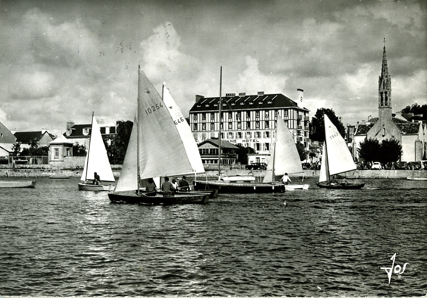 'Bénodet, Jour de Régates, l'église et le Grand Hôtel'   - Snipe 9646 'Ithaque II' à Melle Laure Le Goaer    - Snipe 9941 'Fourbi' à Paul Chacun    - Snipe 9642 'Moorea' à Julien Thiriez-Huet    - Snipe 10254 'Peter Pan' à Ronan Floch(Carte Jos n°968)